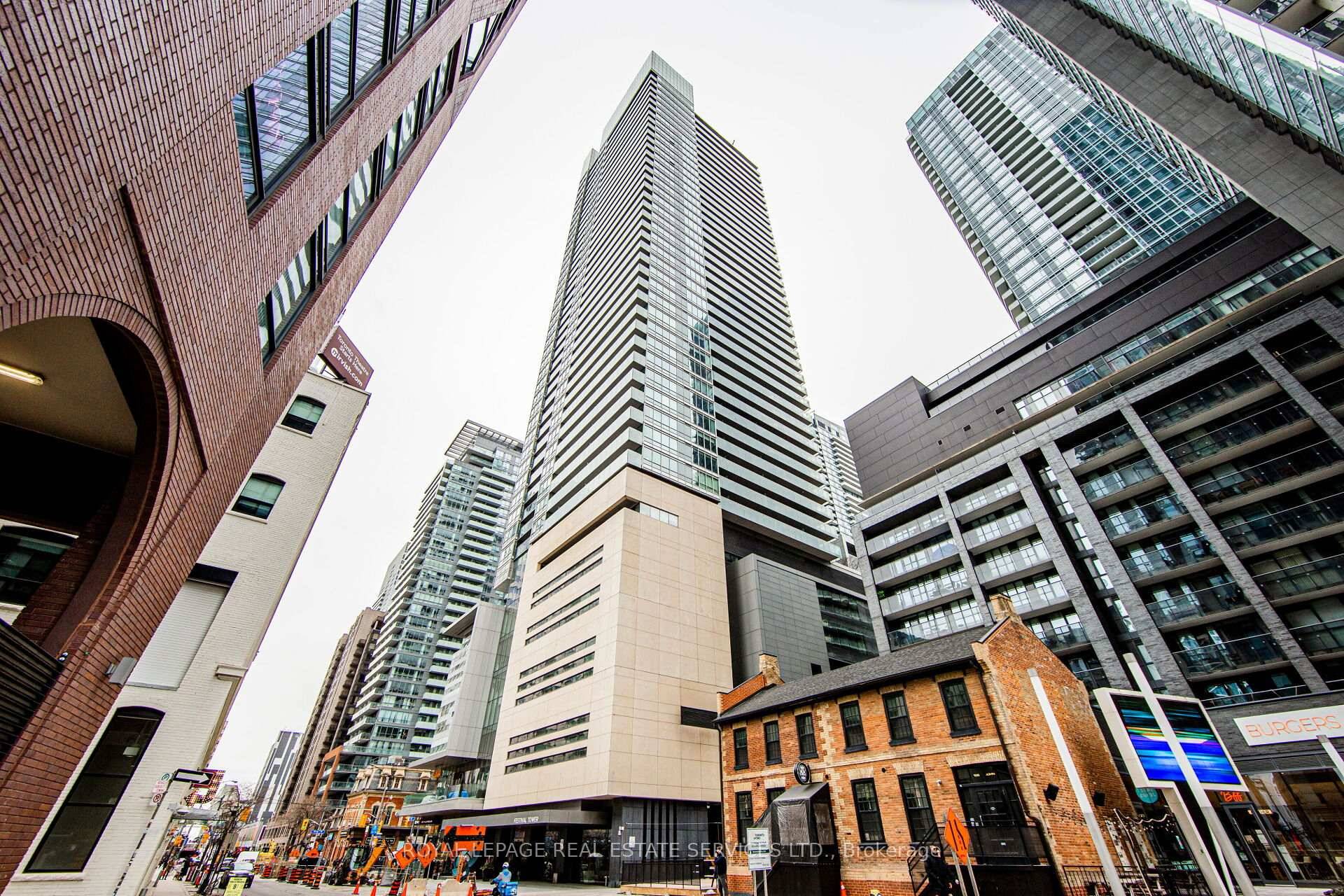 Live On Top Of Tiff Bell Lightbox At The Luxurious Festival Tower In The Heart Of Toronto's Entertainment District W Its Perks !