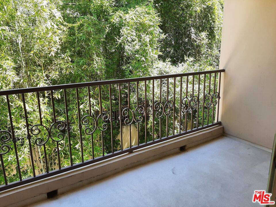 10390 La Grange Ave 2BR Beverlywood La