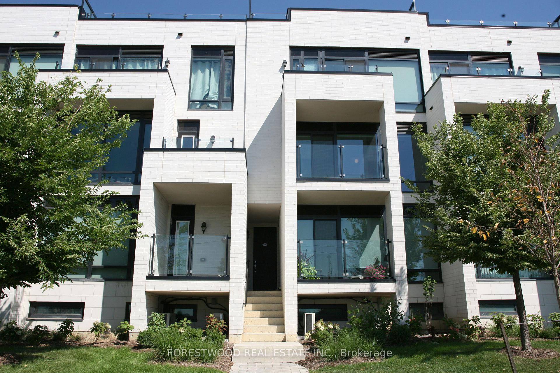 Stunning 3 Storeys Townhouse With Incredible 300 Sq.