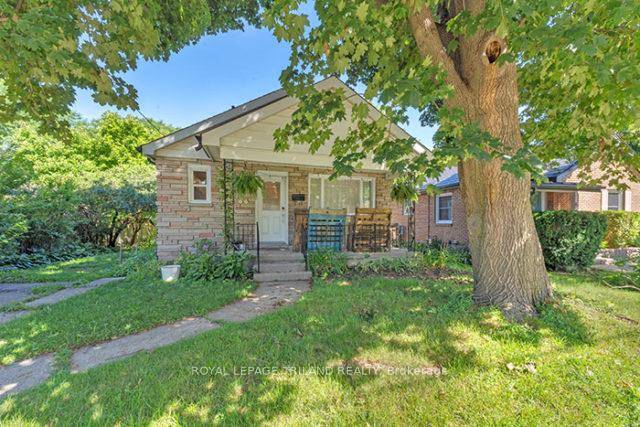 Welcome to this charming 3 bedroom home on desirable Grosvenor Street in the heart of Carling Heights.