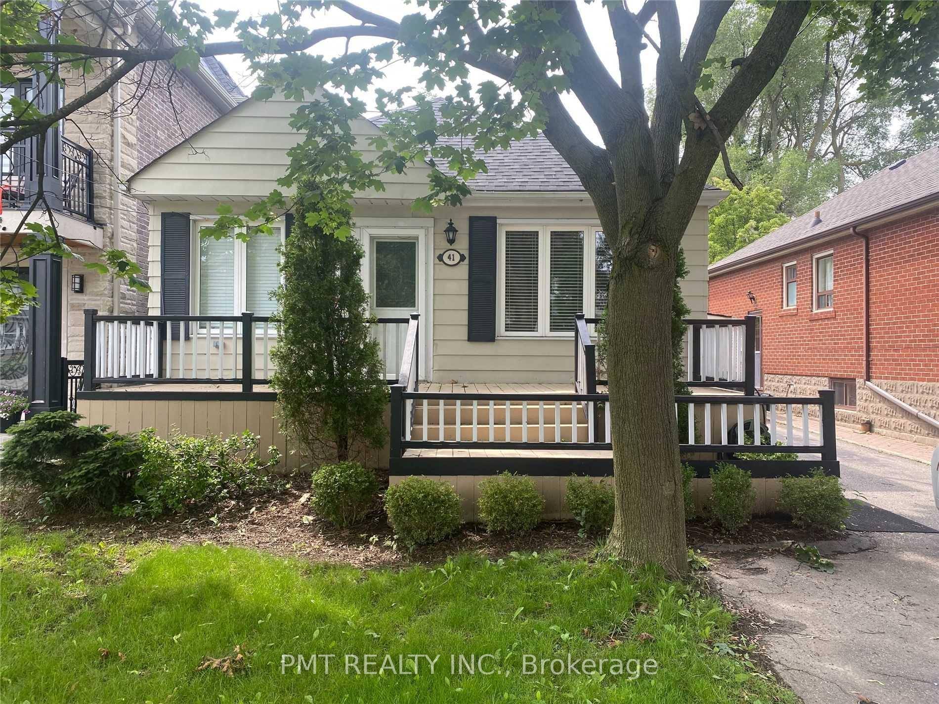 Welcome to 41 Park Street Main a charming and spacious rental in the sought after Birchcliffe Cliffside community !