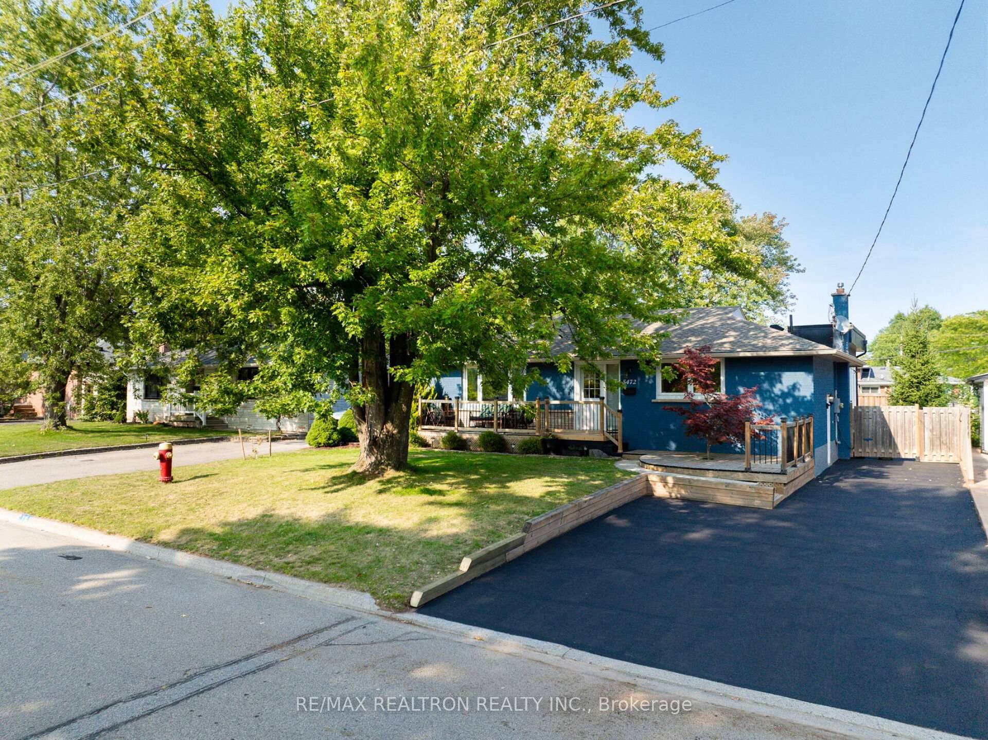 Nestled in a tranquil crescent w spacious lots amp ; mature trees, this home is located just two streets north of Lake Ontario.