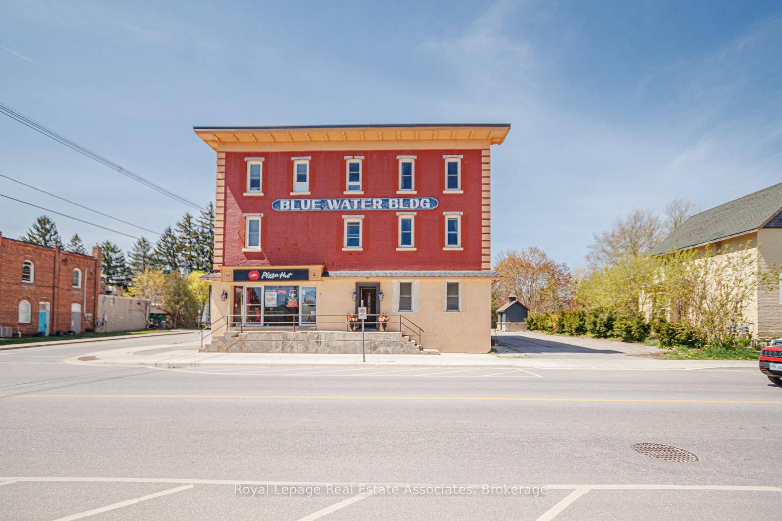 Welcome to downtown Meaford's charming 1 bedroom condo.