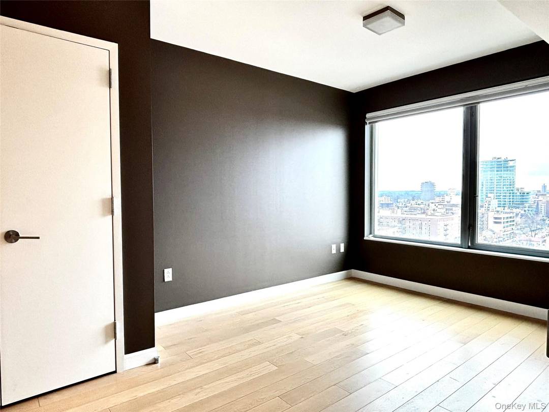 Welcome home to Flushing Commons, one of the most sought after luxury residences in Flushing, Queens.