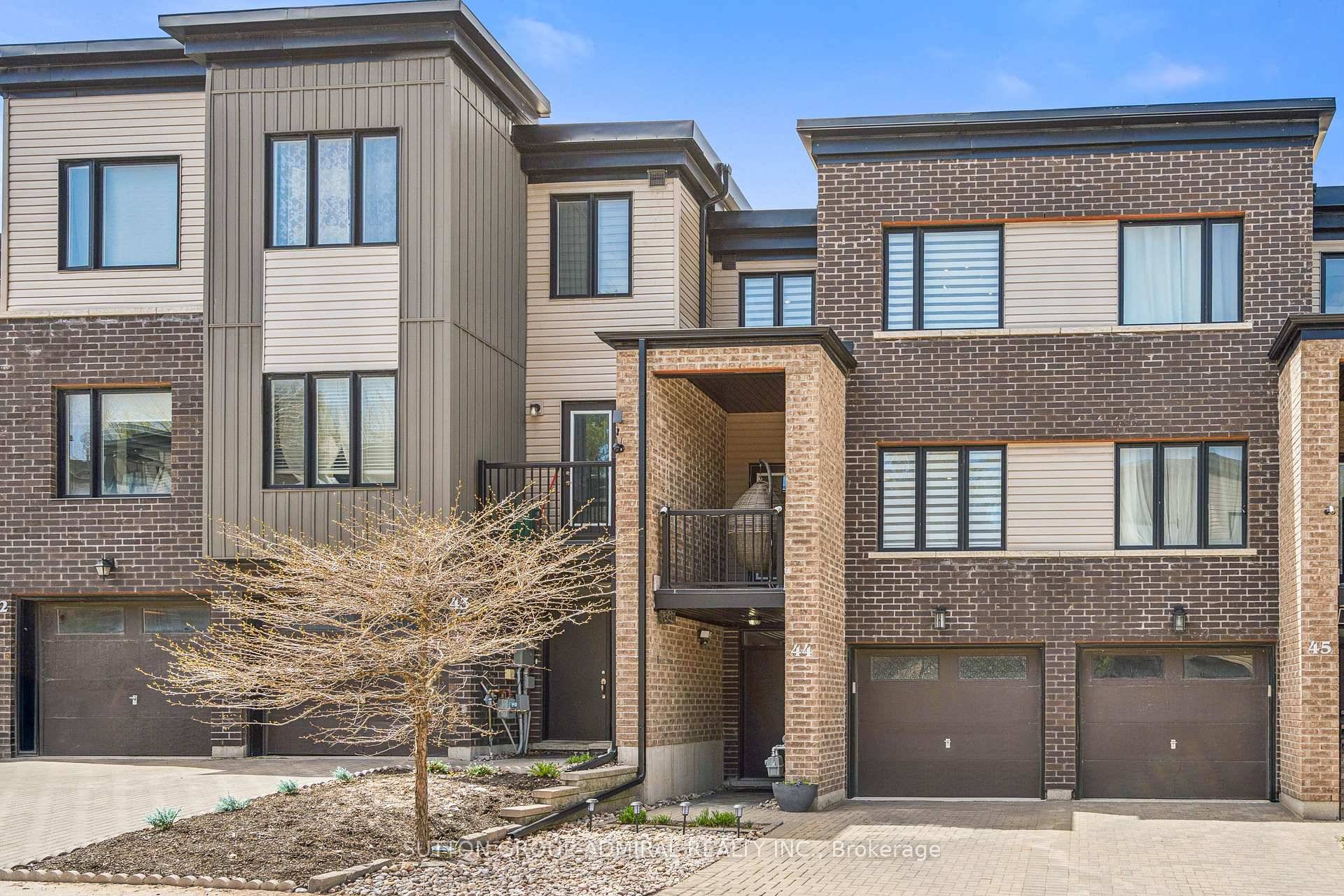 Beautifully Renovated Townhouse in South Barries Premier Ardagh Community !