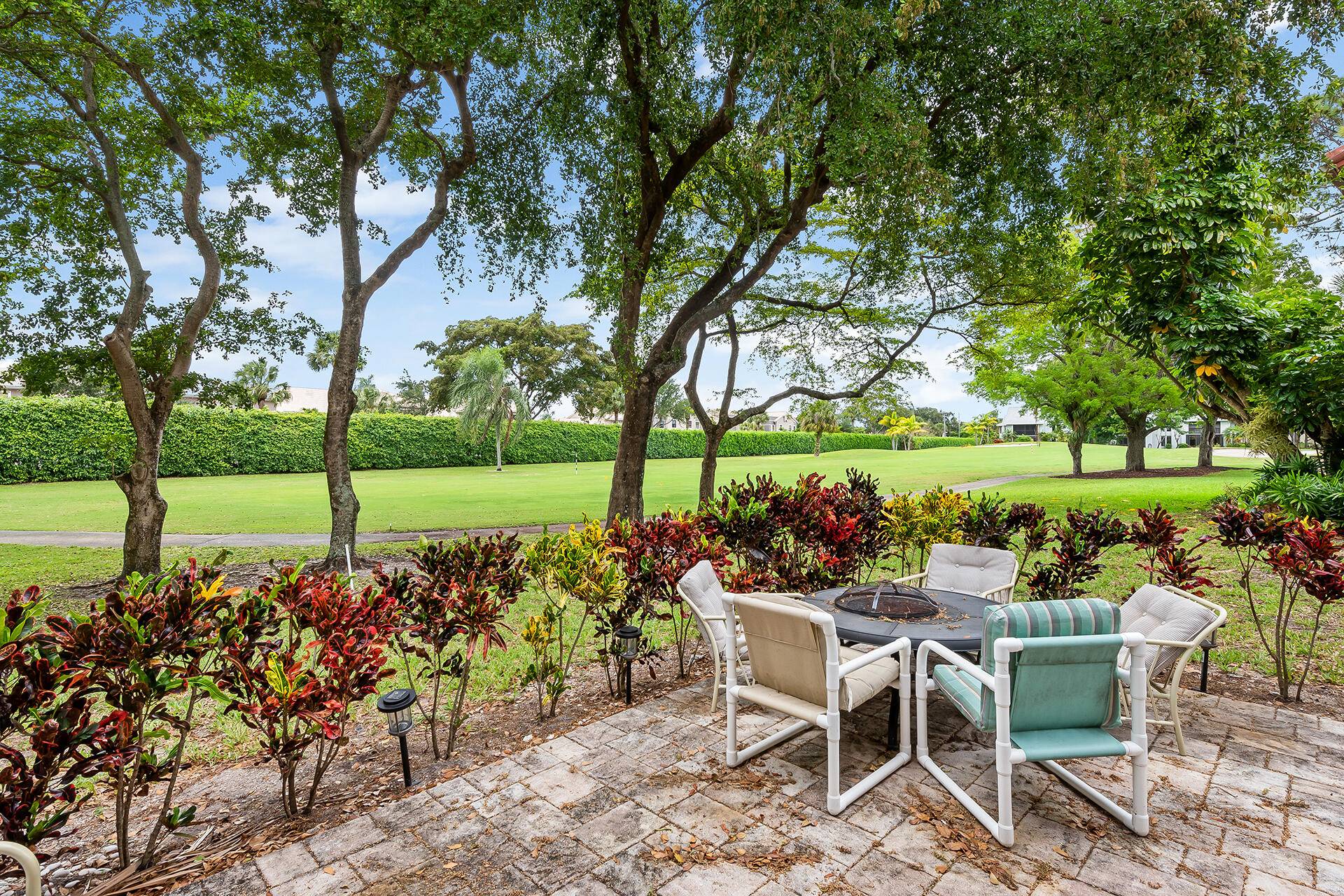 Charming fully furnished turnkey corner unit located in the desirable Boca Delray Golf Country Club.