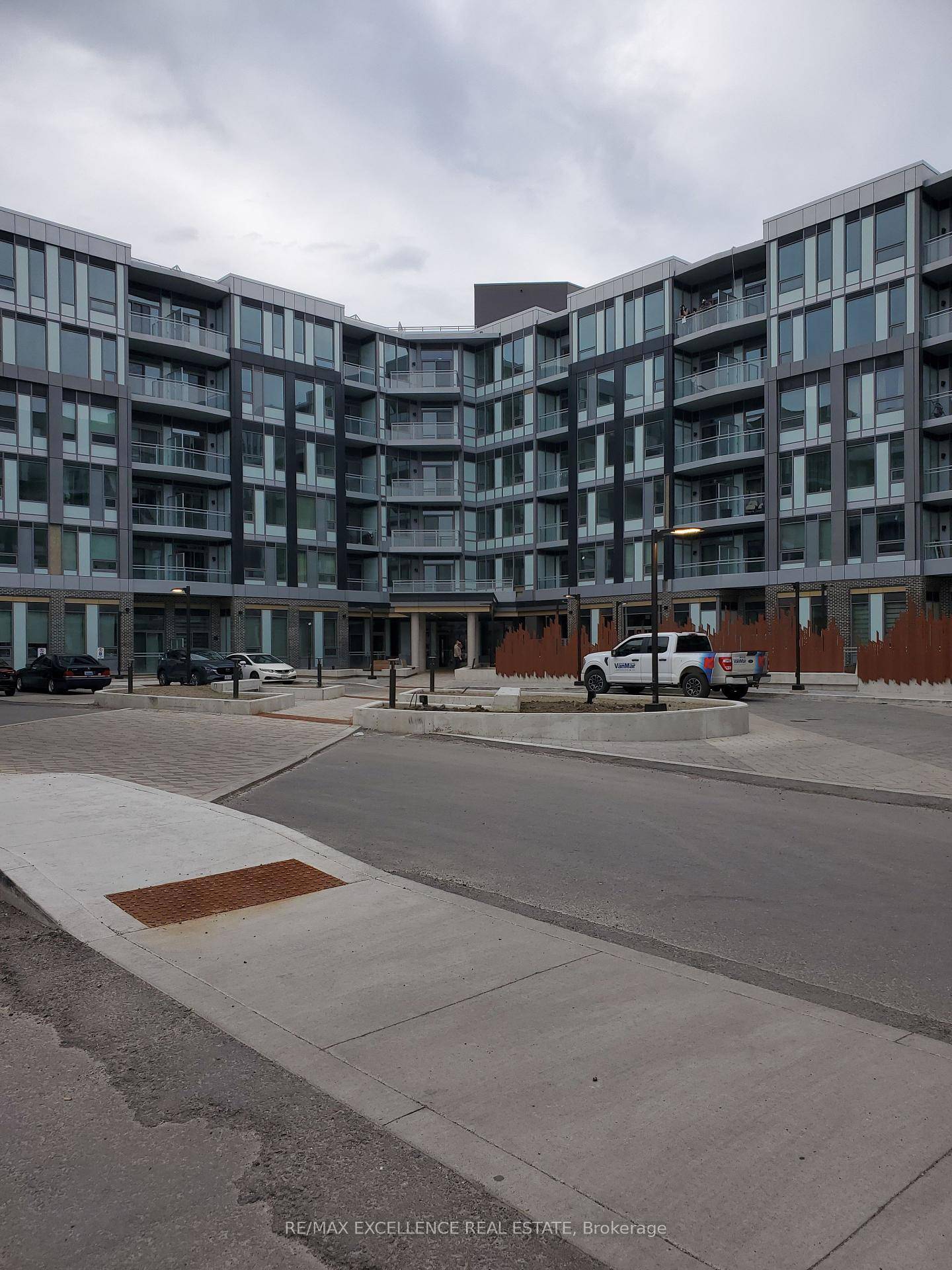 Welcome to a spacious, penthouse in the Brand new Saw Whet Condominiums Where Sophistication Meets Convenience 1 bedroom den suite offering a perfect blend of modern design and functionality.