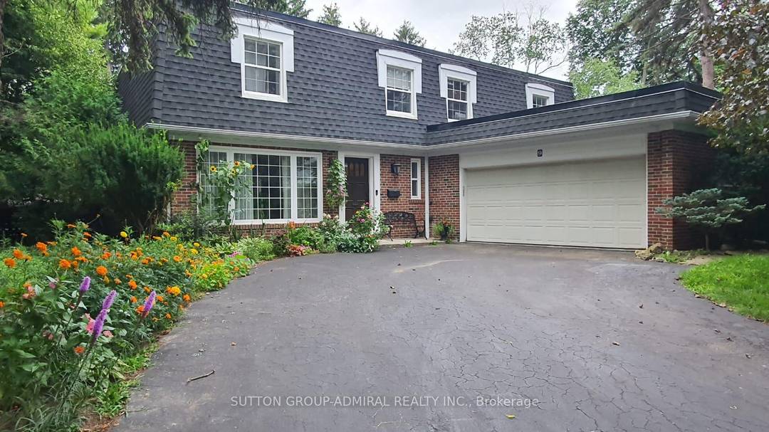 Fully Renovated 5 Bedroom Home on a Rare 1 3 Acre Lot Tucked away on a quiet, prestigious cul de sac in the heart of the sought after Grandview area, ...