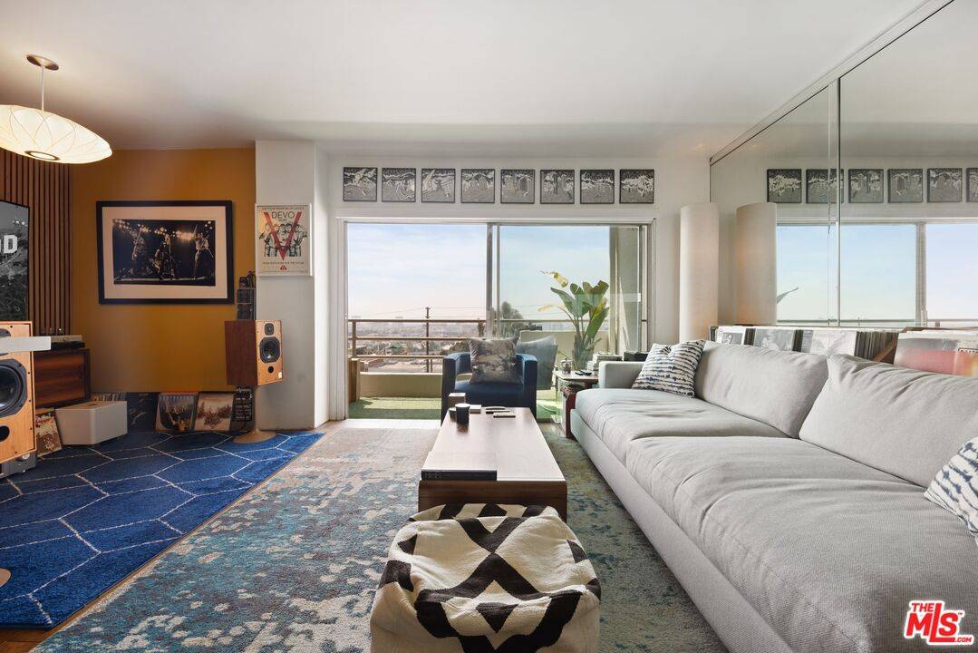 1131  Alta Loma Rd 1BR Sunset Strip La