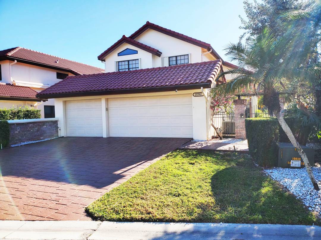 This beautiful single family home is available for rent and offers spacious living with four generously sized bedrooms and three full bathrooms, making it perfect for a family or anyone ...