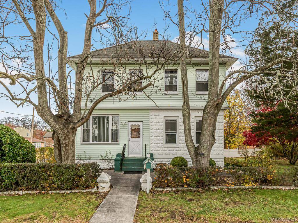 Charming Colonial with Expansive Yard in Copiague !