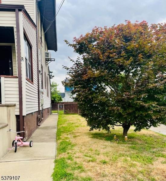 GREAT LOCATION ! ! ! HILLCREST AREA LARGE COLONIAL WITH A EAT IN KITCHEN AND LARGE LIVING ROOM WITH A WOOD BURNING FIREPLACE AND A FORMAL DINING ROOM TO ENJOY ...
