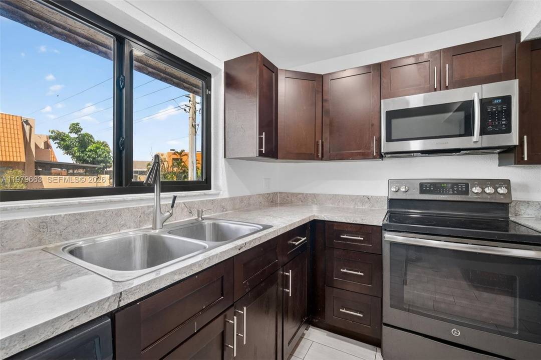 Beautiful corner townhouse with 4 bedrooms and 3 bathrooms in the desirable Westview community of Pembroke Pines.