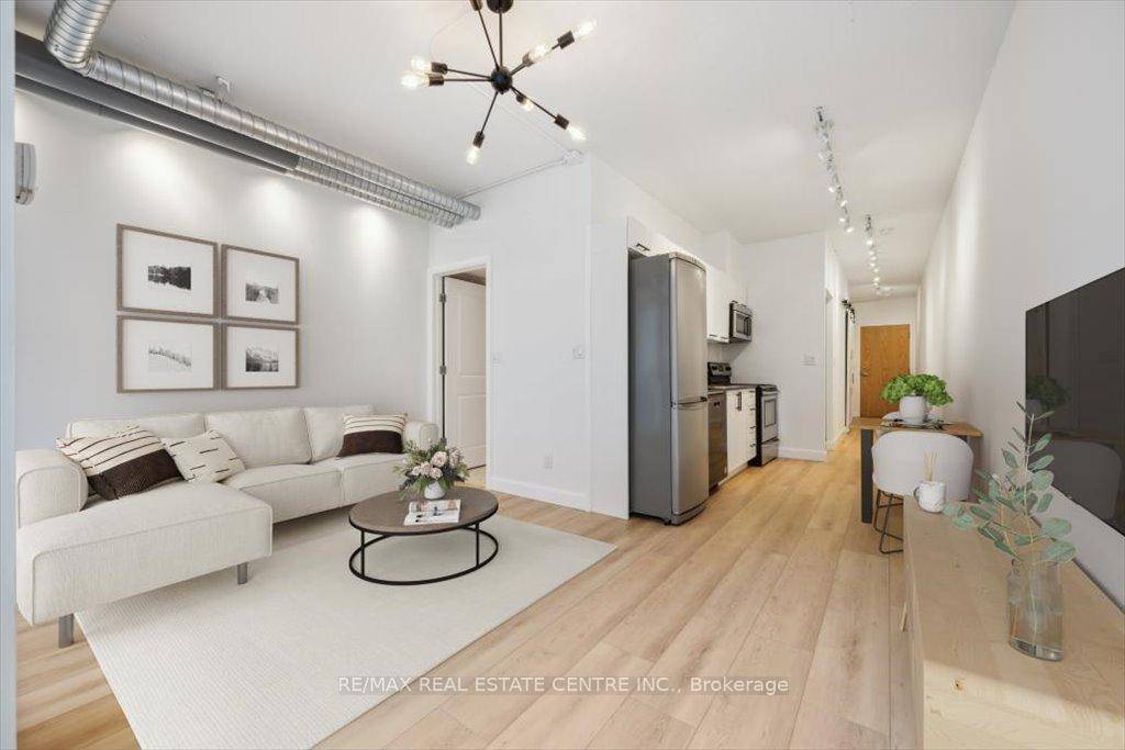 Live In The Heart Of Queen West Neighborhood.
