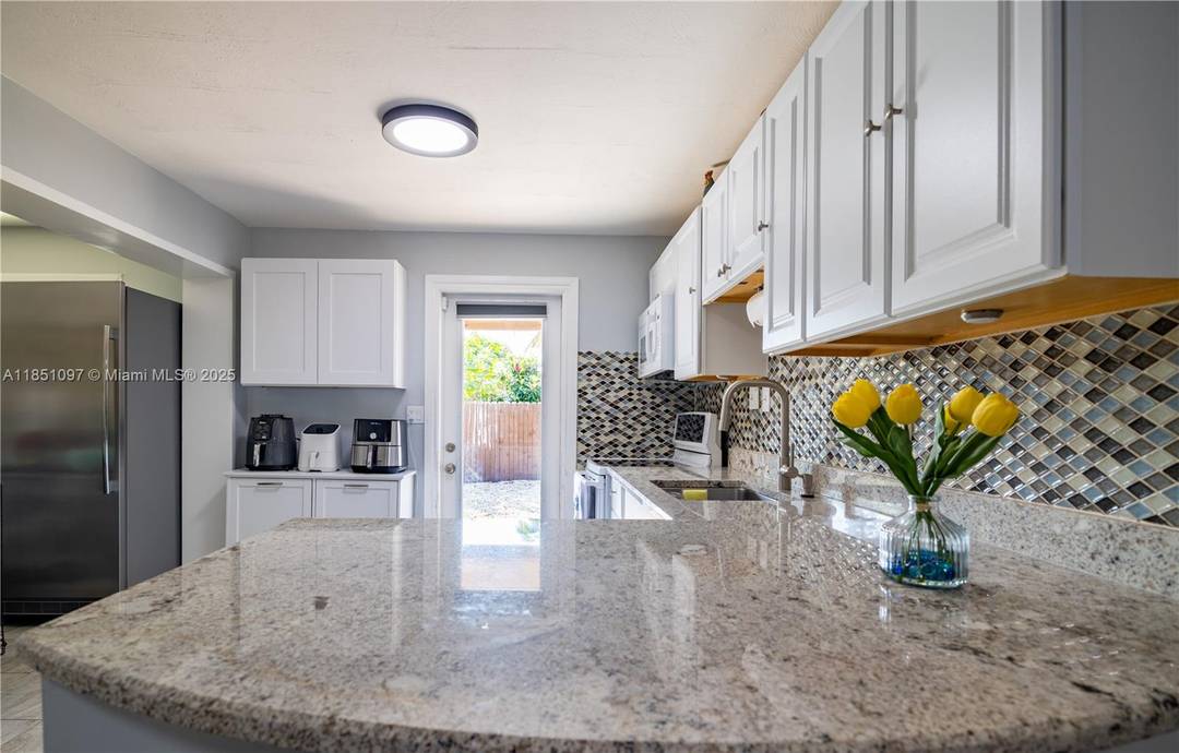 CHARMING CORNER LOT SINGLE FAMILY HOME NO HOA Welcome to this lovely 3 bedrooms, 1 bath home situated on a spacious corner lot.