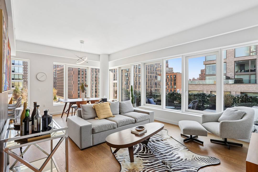 Residence 7M at One Essex Crossing is a meticulously maintained pied à terre that combines refined downtown interiors with a rare private outdoor escape.