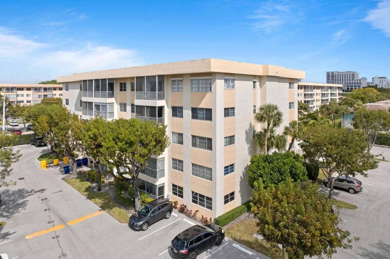 This nicely renovated 2 bedroom, 2 bathroom condo is in a fantastic East Boca location.