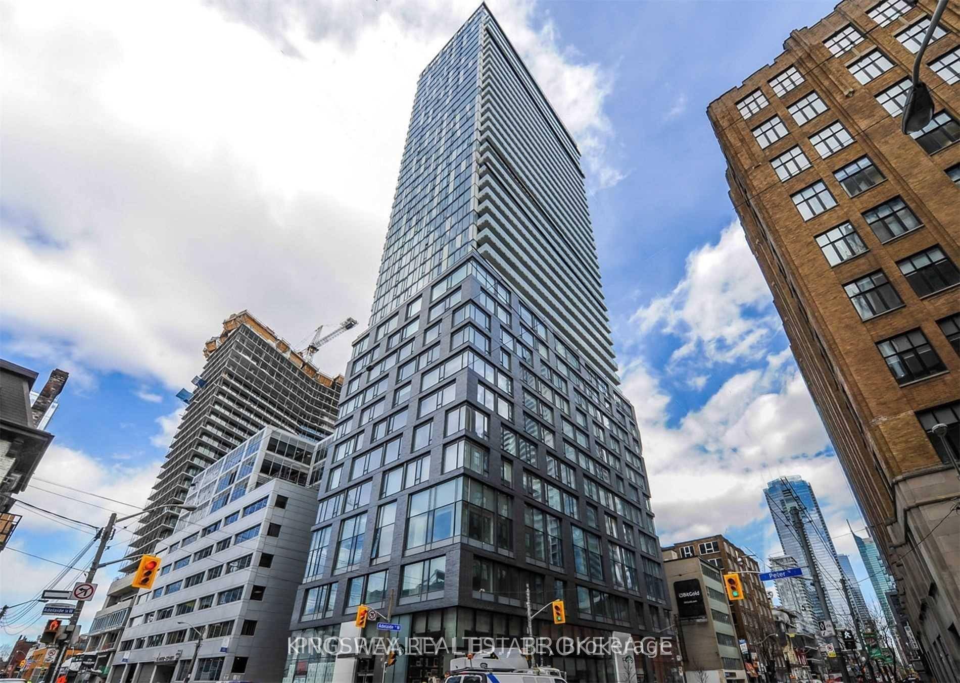 Great location in the heart of the Entertainment Financial District only steps to grocery store, TTC, The citys best shops and restaurants, waterfront, stadium, theatres, parks and more !