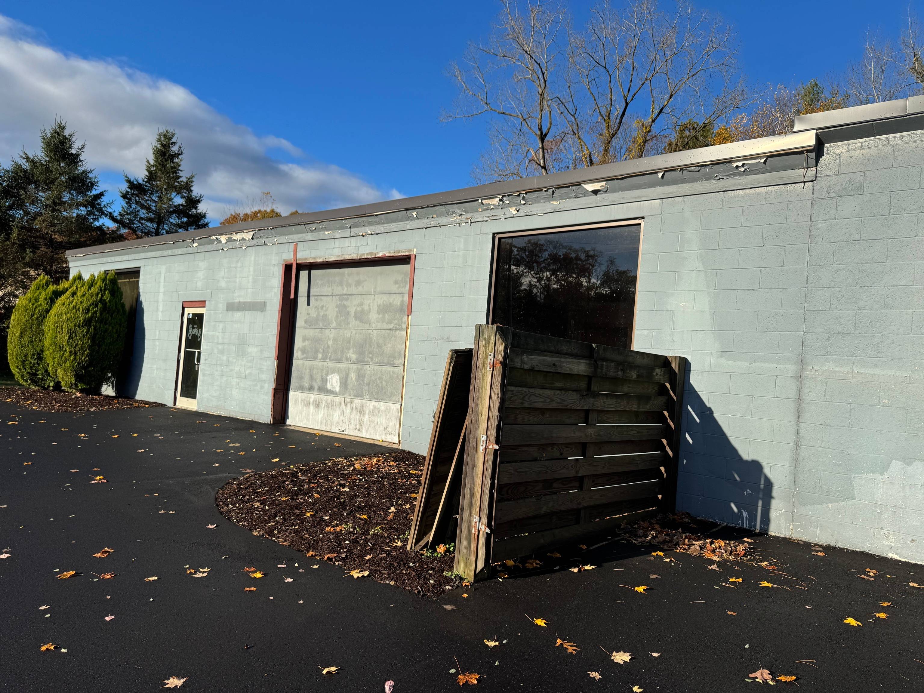 Prime Commercial Light Industrial Space in Affluent Avon, Connecticut Discover an exceptional opportunity to establish or expand your business in one of Connecticut's most desirable and business friendly towns.