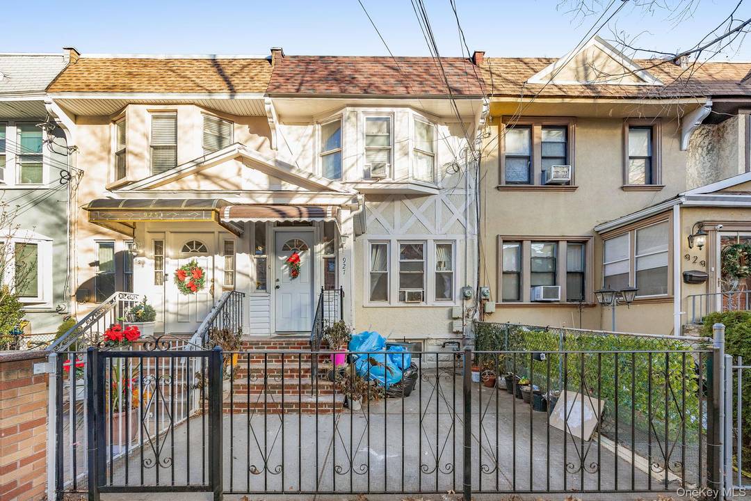 Welcome to this well maintained single family home in the heart of Flatbush.
