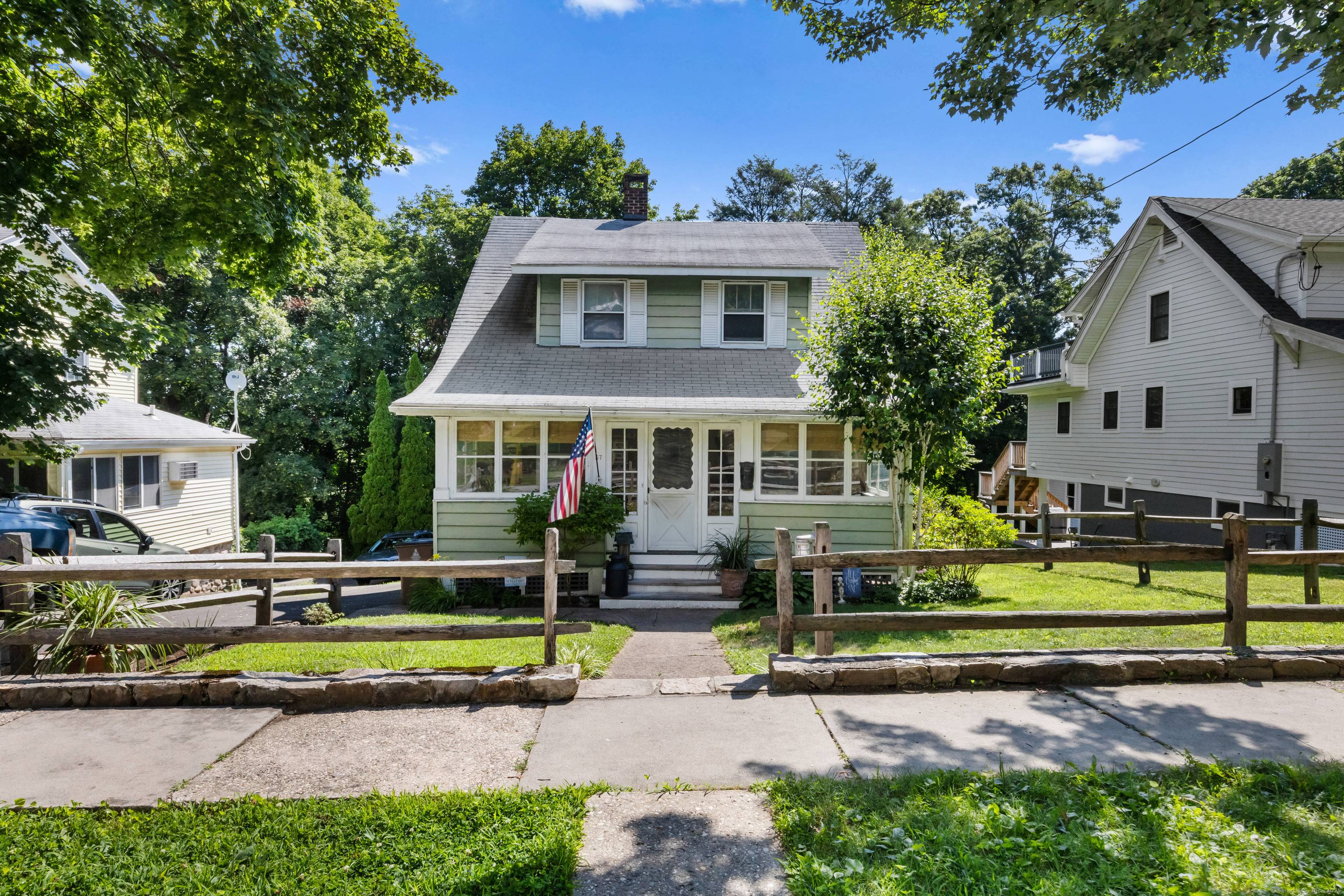 Springdale home owned and cared for by the same family since 1941 offers easy living and convenience to new owners who are ready to simply refresh or tap the tremendous ...