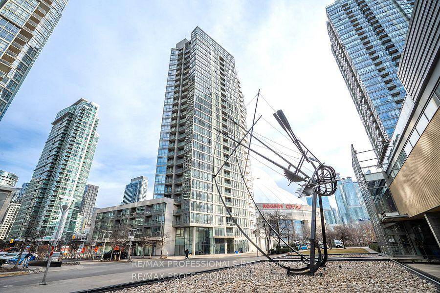 Beautifully maintained building at Harbourview Estates, chic bright south facing unit with large balcony and view of Lake.
