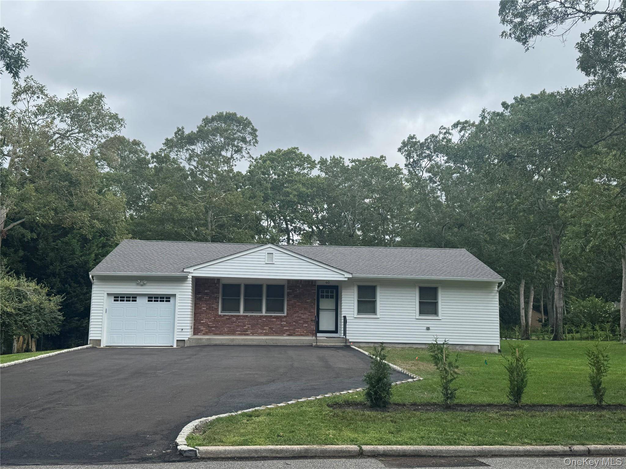 Recently renovated 3 bedrooms 2bathrooms house, brand new appliances in a tranquil and centrally located town.