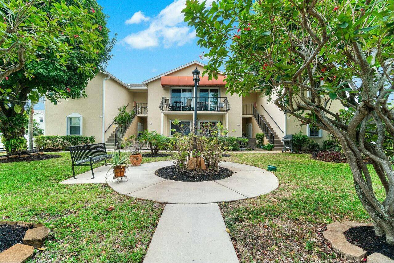 Picture yourself in this charming condo in fabulous South Florida Hypoluxo.