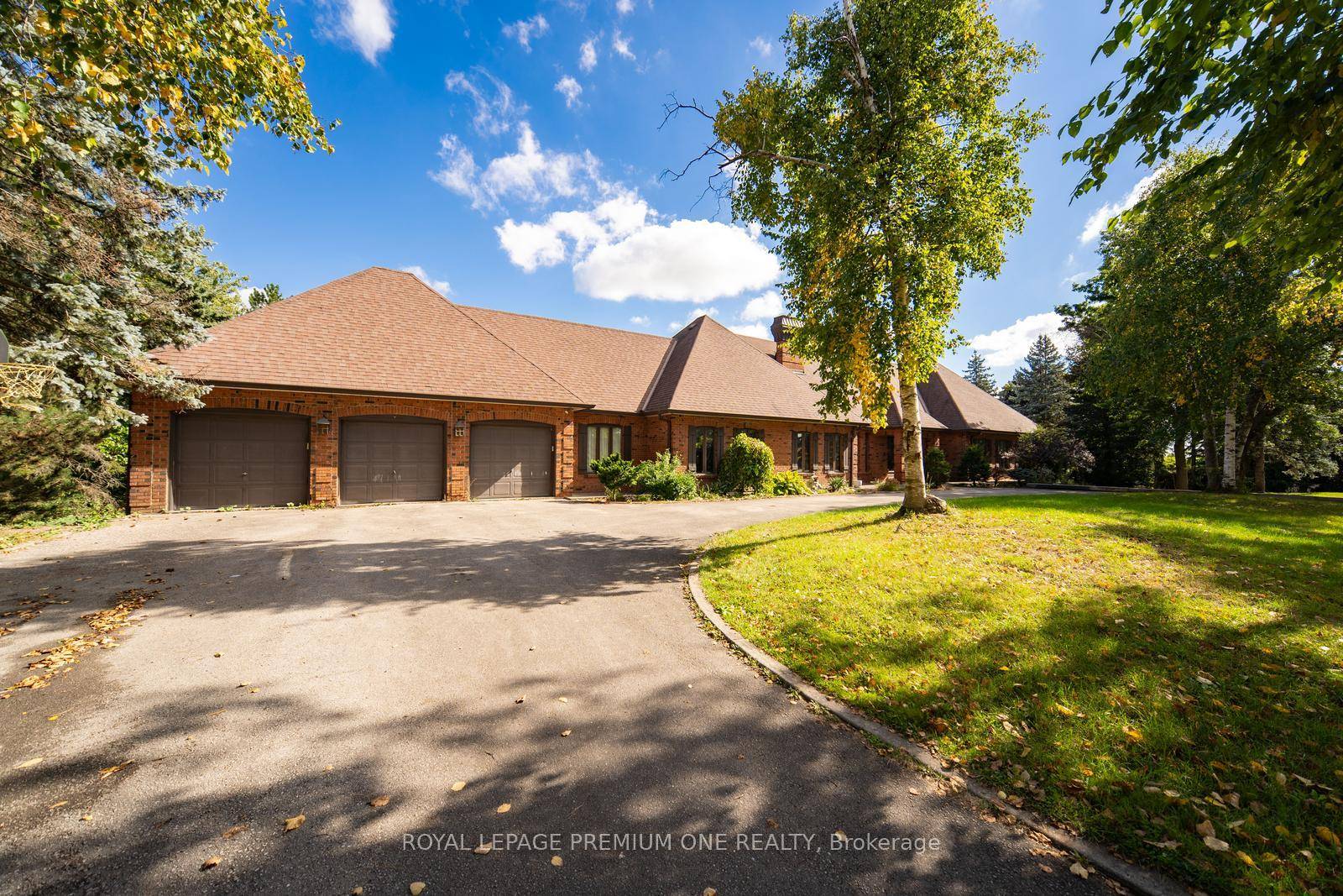 Charming estate bungalow nestled in a quiet amp ; mature cul de sac setting in rural Brampton.