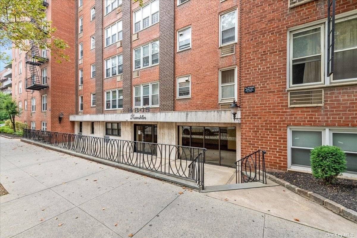 ONE of MUST SEE ! fully updated three bedroom and two full bathroom apartment in downtown flushing, renovation with all good quality materials hardwood floor through all, New and top ...