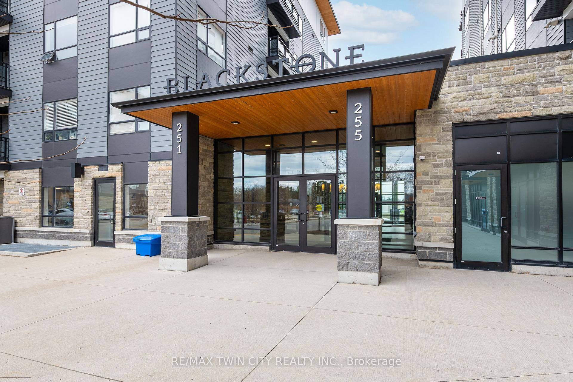 TOP FLOOR ! Don't miss this fantastic opportunity to live in the sought after Blackstone Lofts.