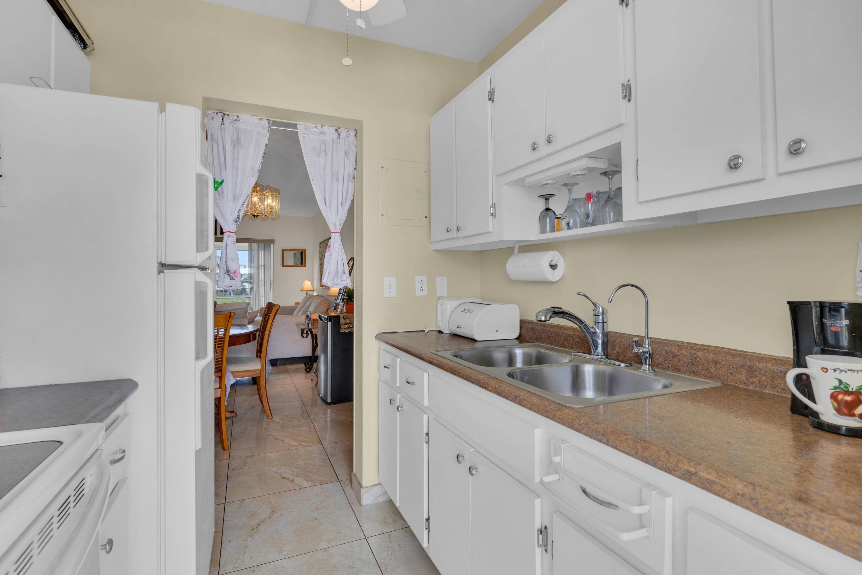 Pompano Beach 2 BR 1 BA with gorgeous views of Private Par 3 Nine Hole Golf Course.