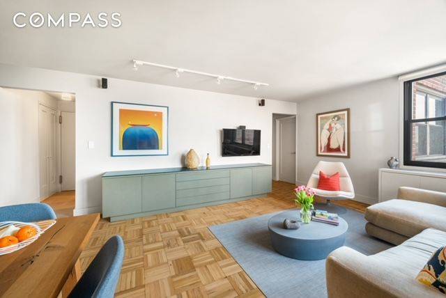 A rare opportunity to live in a large, fully renovated high floor one bed one bath large home in one of the most sought after buildings in the heart of ...