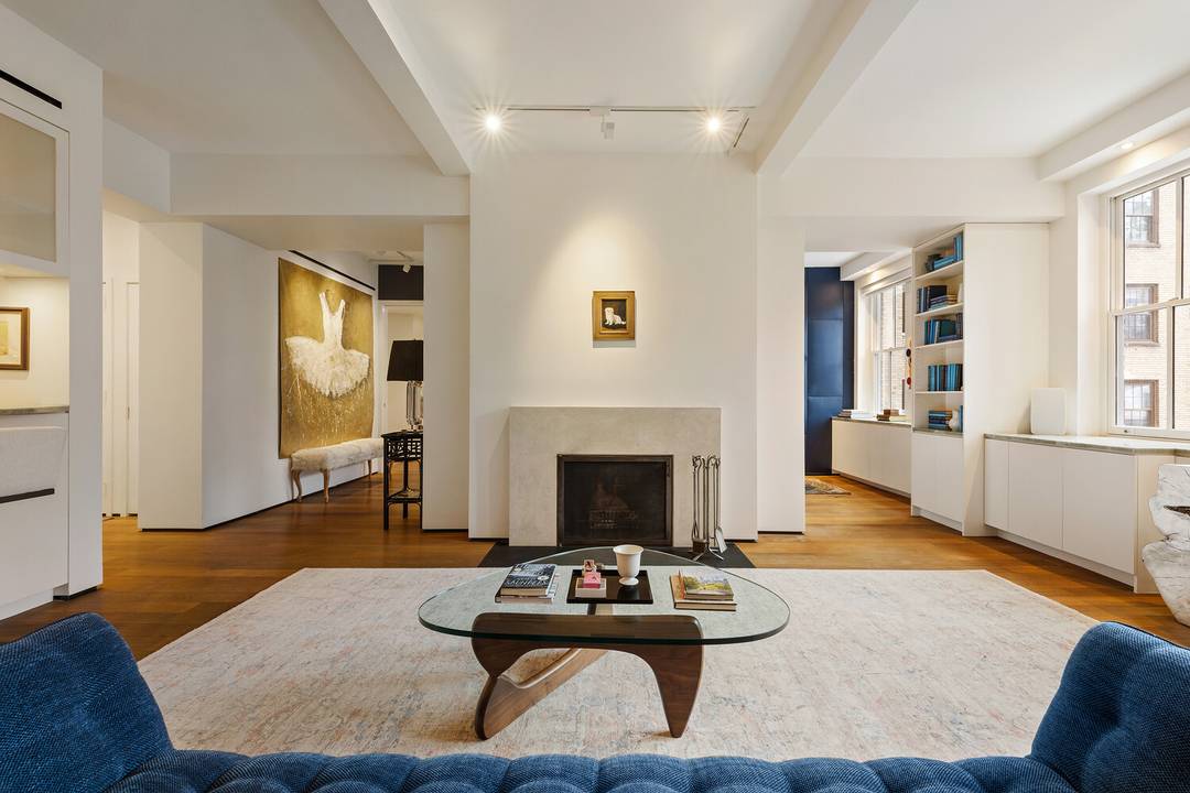 Located on the exclusive Gold Coast of Greenwich Village between Washington Square Park and Union Square, this meticulously renovated residence places you at the epicenter of downtown Manhattan's most coveted ...