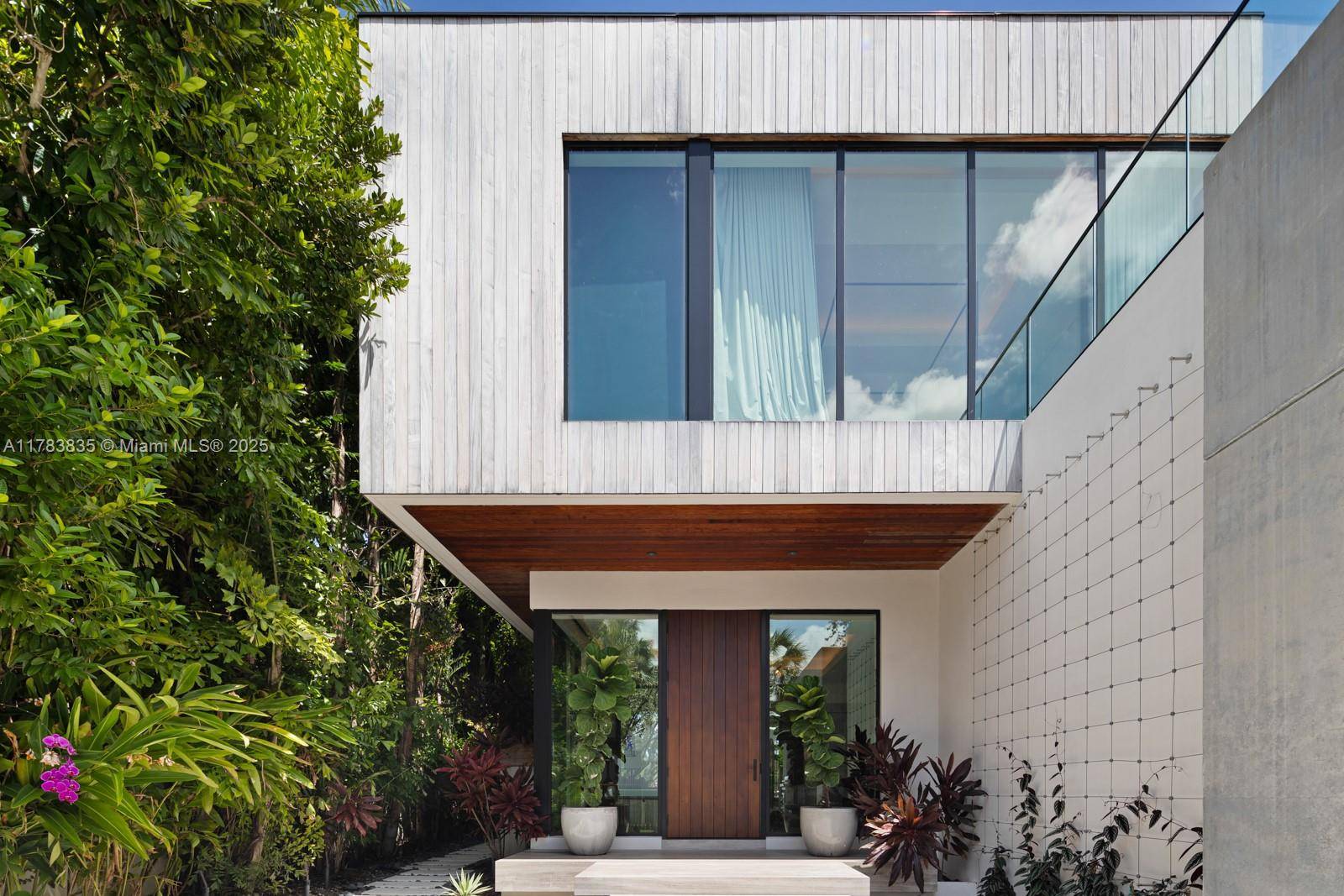 Step Inside With Me ! 609 East Dilido seamlessly fuses nature and design for tropical living on the Venetian Islands.
