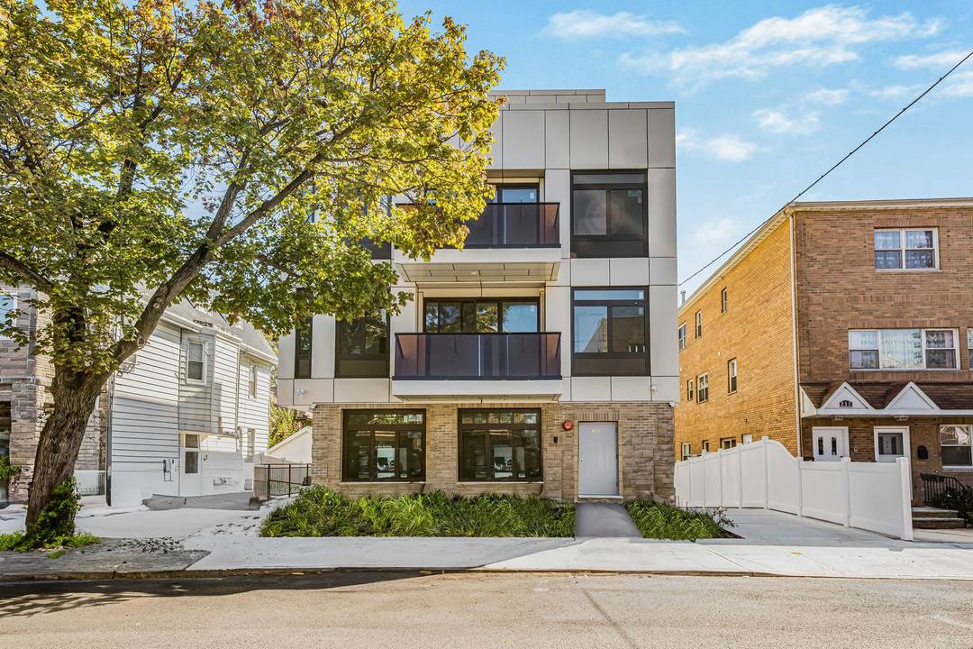 Welcome to this new prestigious Condo development with commercial graded building materials such as twelve inches steel beams, cement floor, and high quality aluminum frame on top of the brick ...