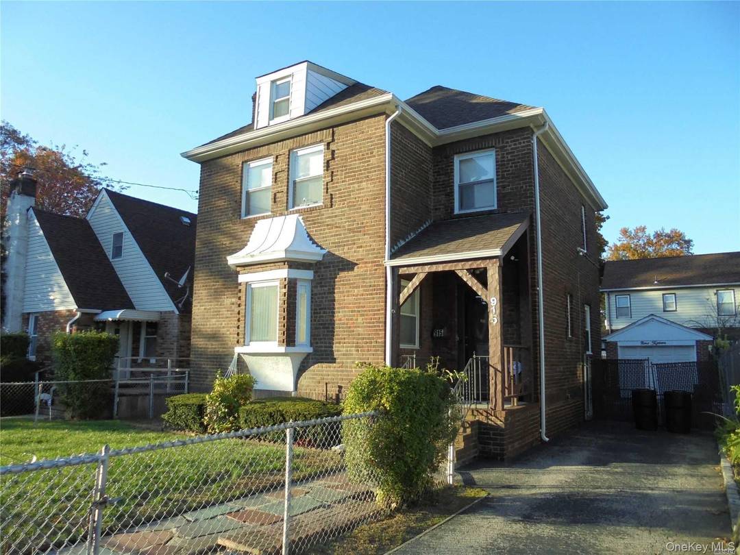 3 BR, 2. 5 bath Colonial in the heart of Baldwin !