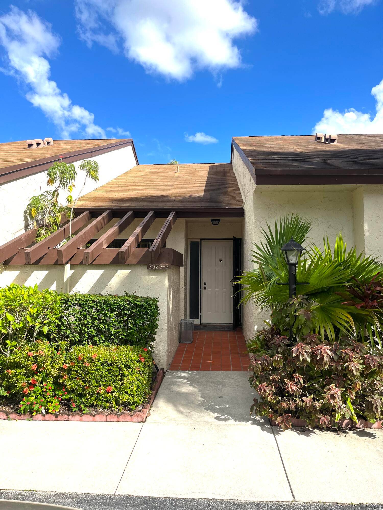 Beautiful 2bedroom 2bath Villa with eat in kitchen with sliders to outside open patio large dining living room with soaring ceilings.