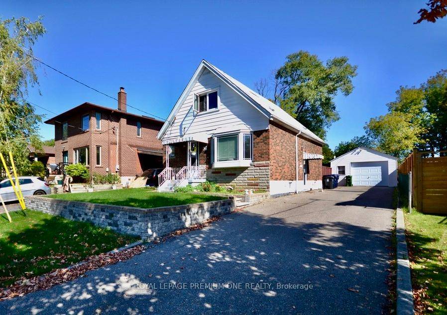 Welcome to 47 Singleton Dr, a great opportunity in a family friendly neighbourhood backing onto beautiful Wexford Park.