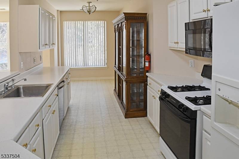 Welcome home to this Windsor end unit located in the Monroe Building.