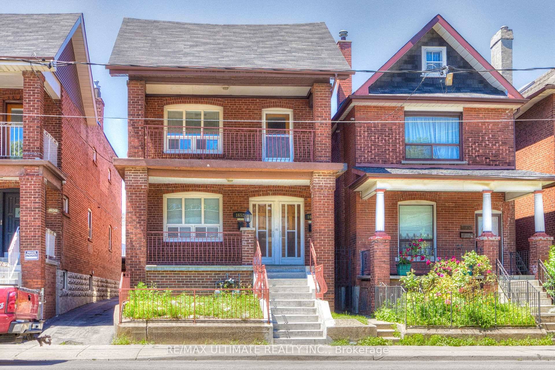A Must See ! Large 2 Bedroom Apt in Prime Corso Italia just steps from the vibrant Dufferin amp ; St.