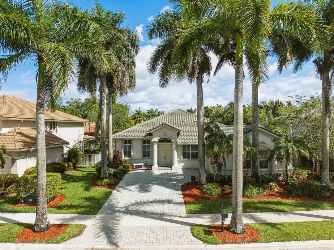 Located in the gated Hunters Pointe subdivision of Weston Hills, this one story 4BR 2.