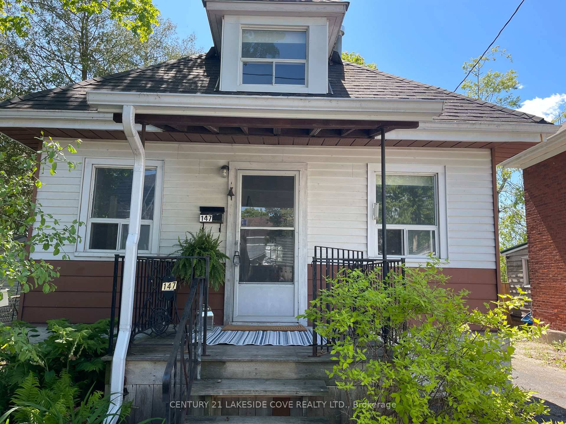 Welcome to this cute and cozy home located in Orillia's West Ward neighbourhood.