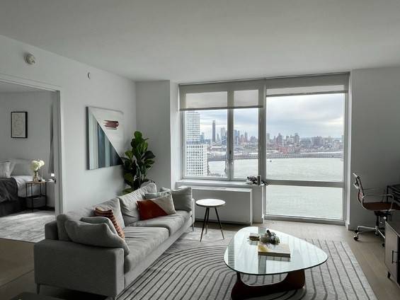 High floor Split 2 bed 2 bath with amazing direct water and city views plus w d in unit.