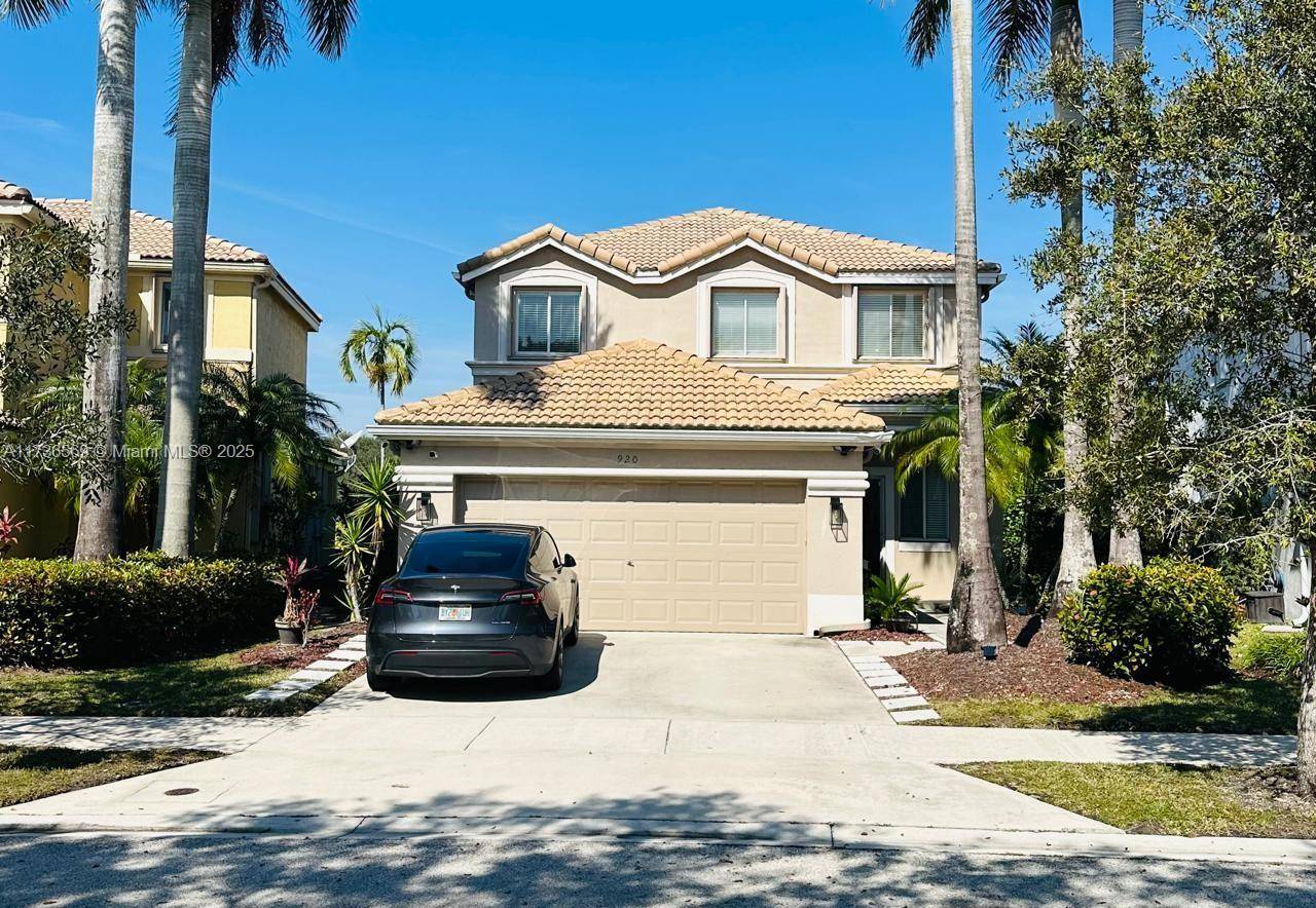 Unique Single Home with Lake View in Savanna, Weston This well maintained 4 bedroom, 2.