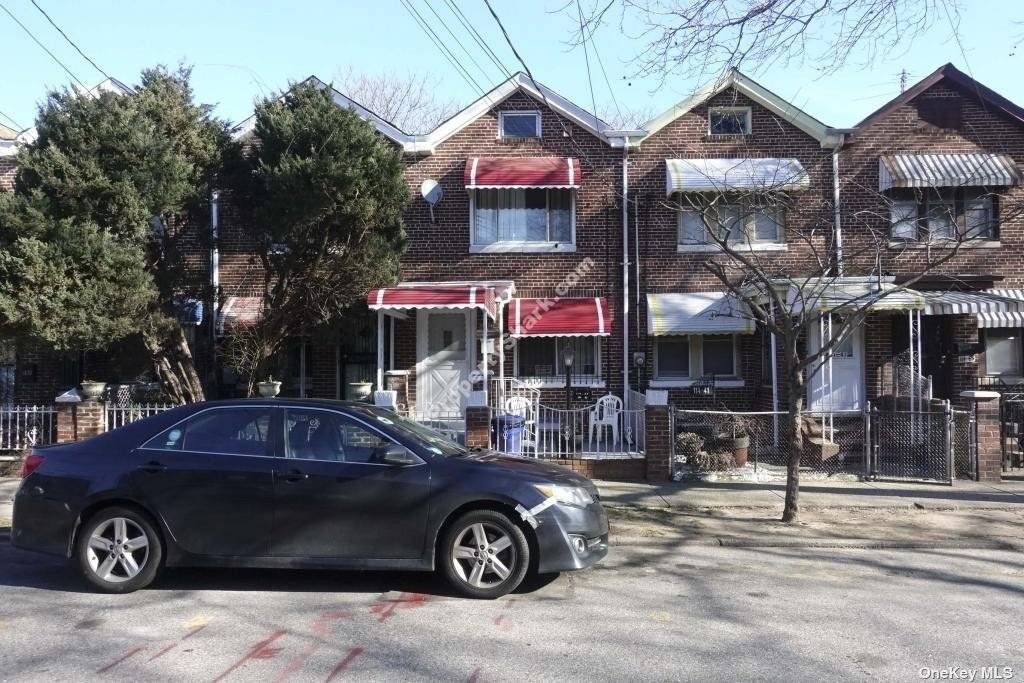 a single family residence featuring a 3 Bedroom 2 Full Bathroom.