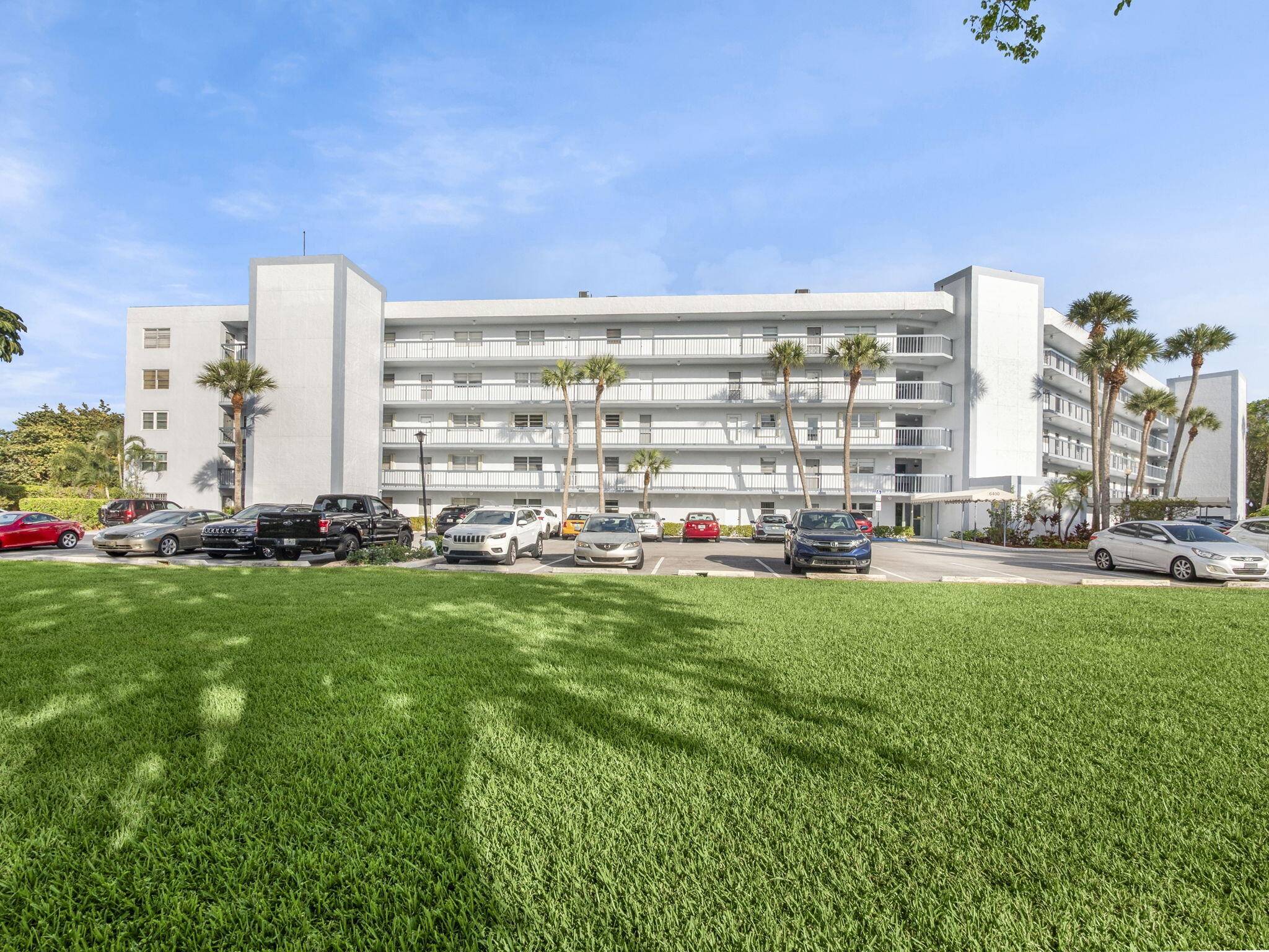 Welcome to this unique, ground floor 3 bedroom, 2 bathroom Corner condo located in Boca Teeca.