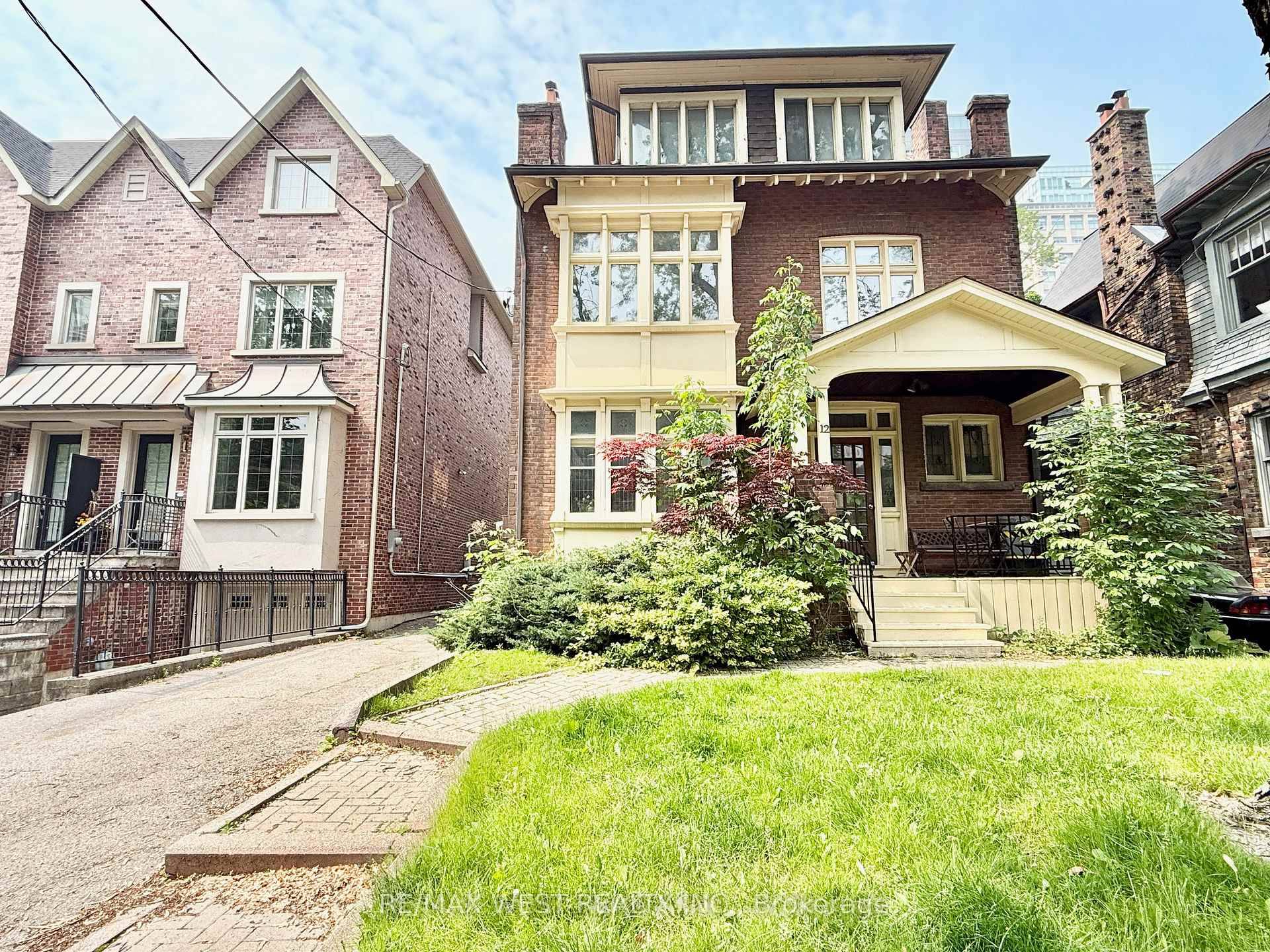 Bright and filled with sunshine, lovely 2 bedroom main floor apartment located in Prime Deer Park Yonge St.