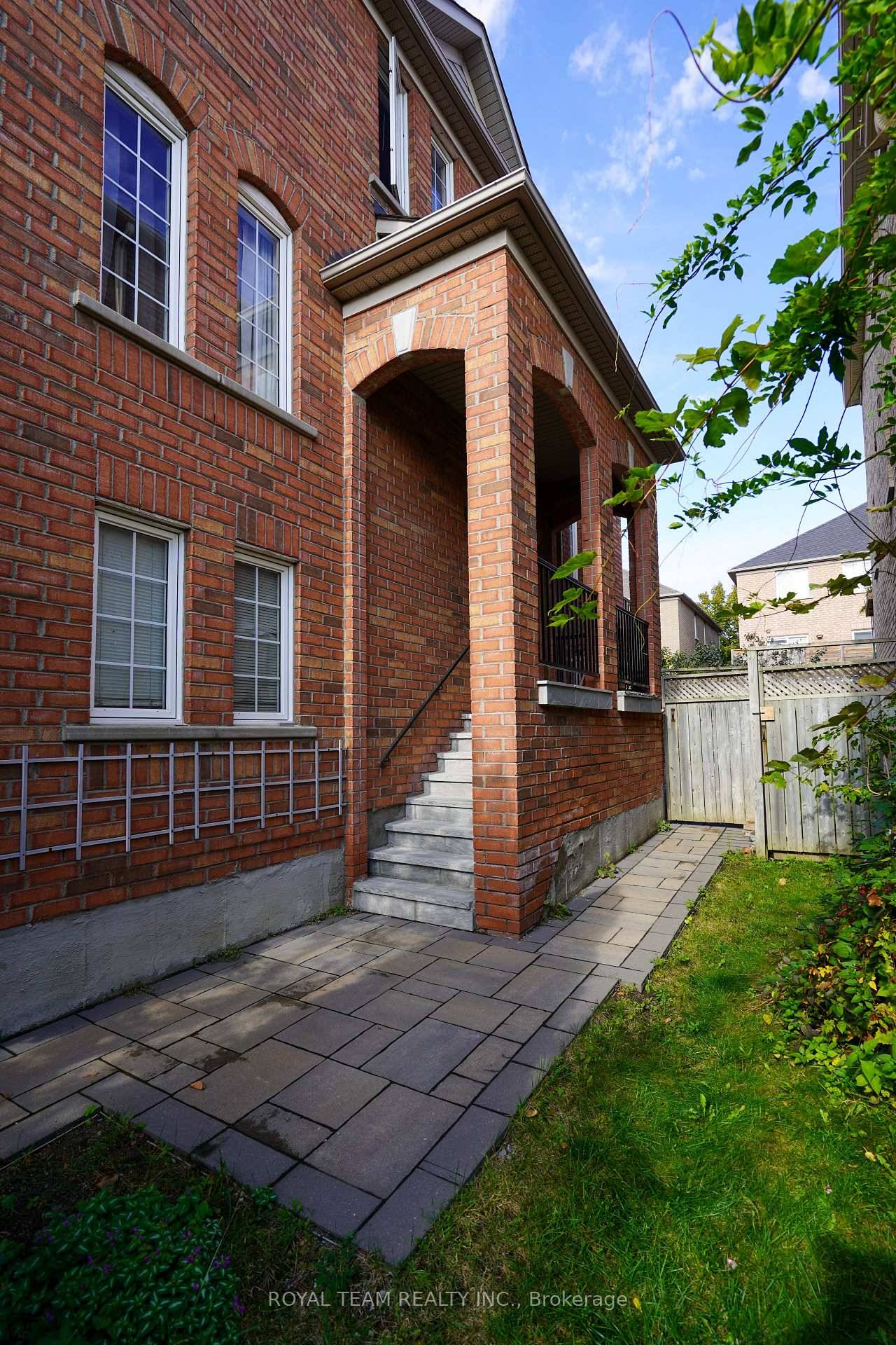 Welcome to this lovely Beautifully updated 3 bedroom, 3 bathroom home in sought after Thornhill Woods !