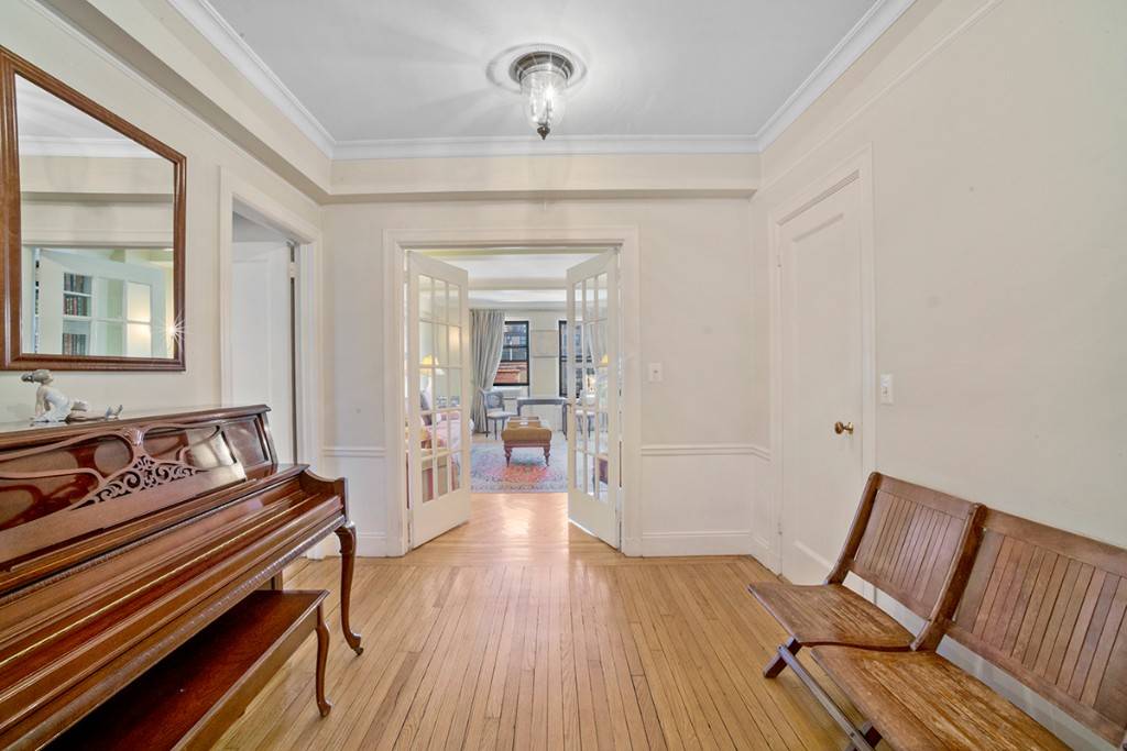Light and Bright, Spacious and Gracious Carnegie Hill Prewar Classic 7, with ten foot ceilings and crown molding !